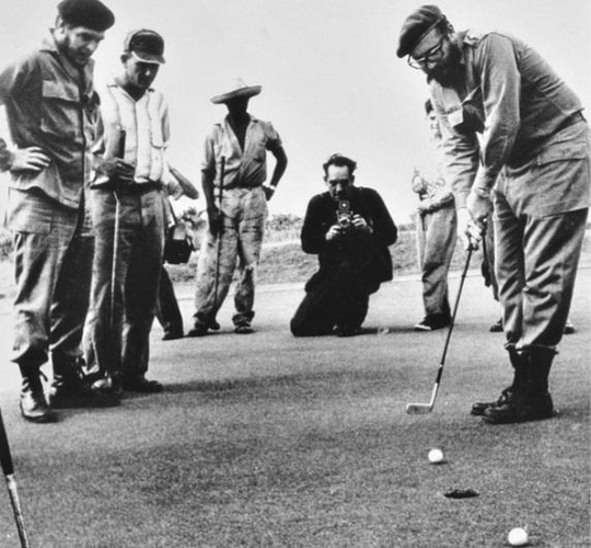 Че Гевара и Фидель Кастро играют в гольф...0