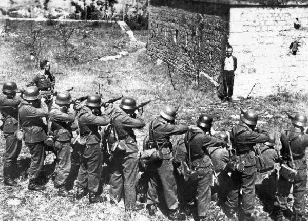 Член французского сопротивления Жорж Блинд улыбается во время..0