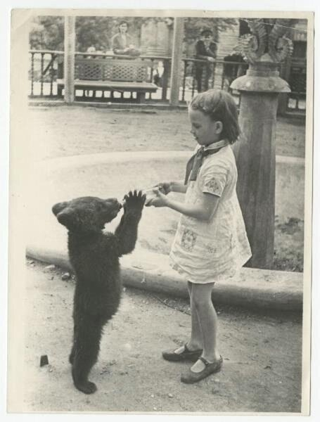 Дети в московском зоопарке ,1943 г .

Автор фотографий : Сергей Васин..2