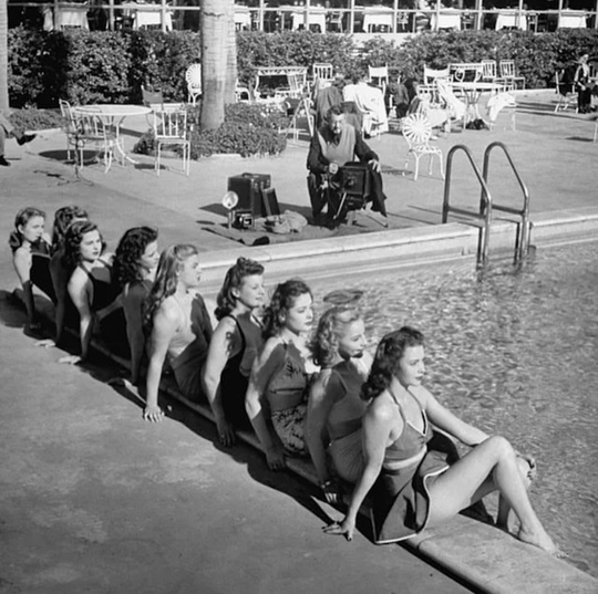 Девять старлеток проходят обучающие курсы киностудии RKO Pictures в..0