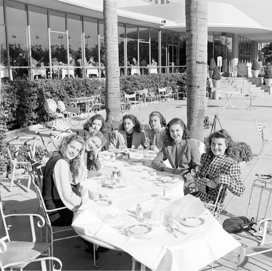 Девять старлеток проходят обучающие курсы киностудии RKO Pictures в..8