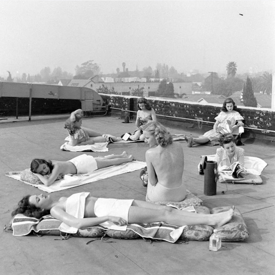 Девять старлеток проходят обучающие курсы киностудии RKO Pictures в..6