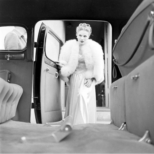 Девять старлеток проходят обучающие курсы киностудии RKO Pictures в..9