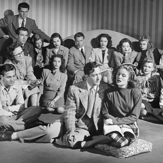 Девять старлеток проходят обучающие курсы киностудии RKO Pictures в..2