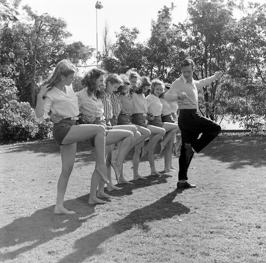 Девять старлеток проходят обучающие курсы киностудии RKO Pictures в..1