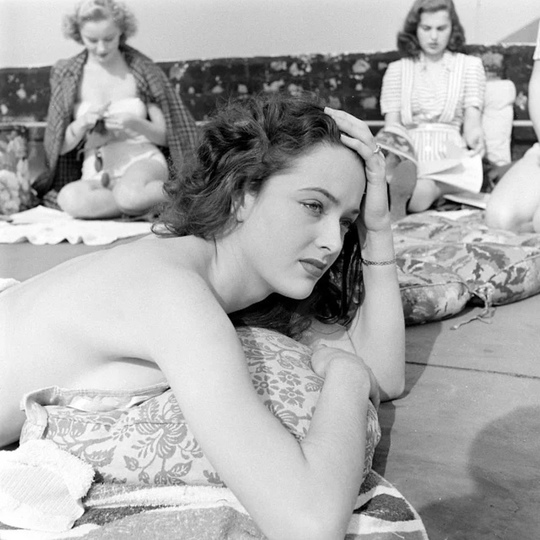 Девять старлеток проходят обучающие курсы киностудии RKO Pictures в..7