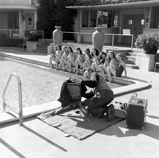 Девять старлеток проходят обучающие курсы киностудии RKO Pictures в..3