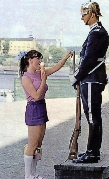 Девушка соблазняет солдата королевской гвардии Швеции, 1970 год

В..0