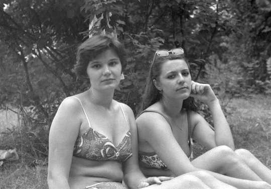 Девушки отдыхают на речном пляже .Воронеж ,1977..0