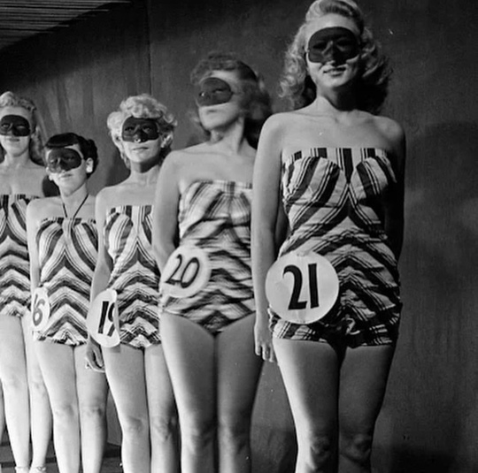 Девушки принимают участие в соревнованиях на самые красивые..0