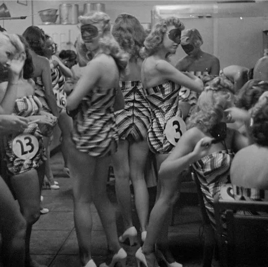 Девушки принимают участие в соревнованиях на самые красивые..6