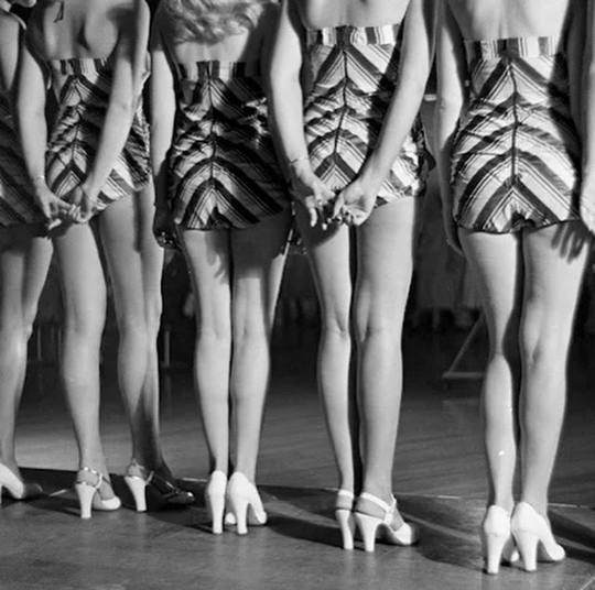 Девушки принимают участие в соревнованиях на самые красивые..8