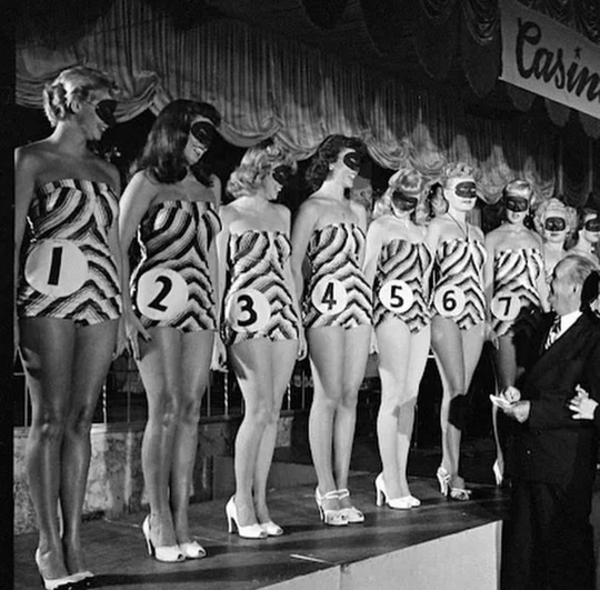 Девушки принимают участие в соревнованиях на самые красивые..1