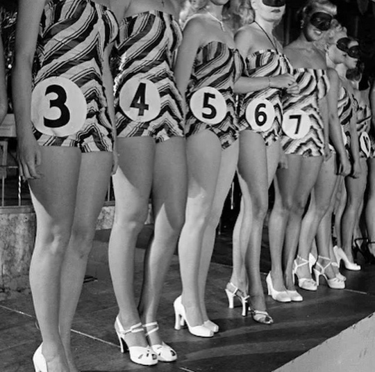 Девушки принимают участие в соревнованиях на самые красивые..3