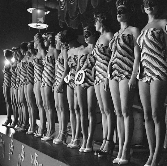 Девушки принимают участие в соревнованиях на самые красивые..5