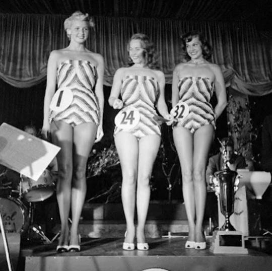 Девушки принимают участие в соревнованиях на самые красивые..9