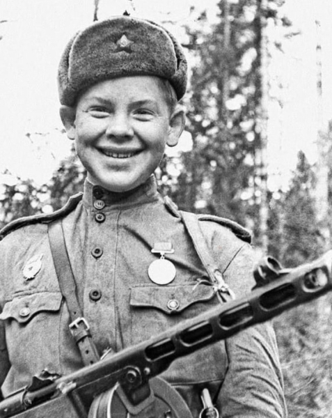 Доброволец Александр Моисеевич Капустин, родившийся в 1926 году, в..0