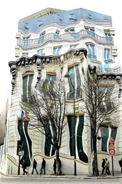Дом иллюзий в Париже. Это здание кажется нереальным, но  оно на..0