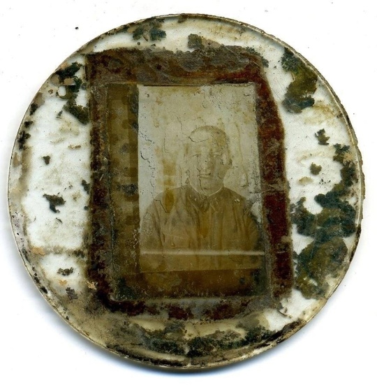 Это фото было найдено в санитарном захоронении под городом Белым..0