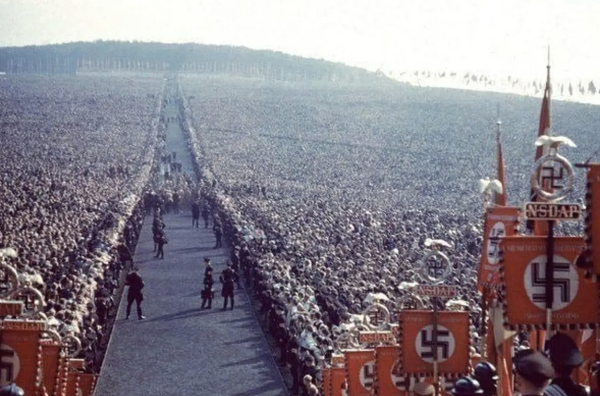 Это митинг сторонников Гитлера в 1937 году.

Такого числа людей не..0