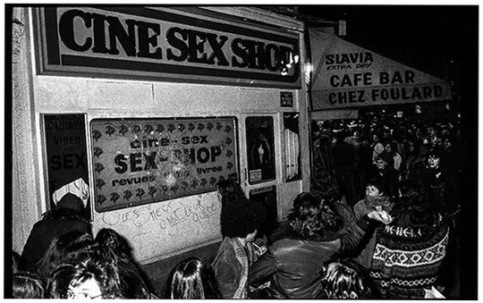 Феминистки нападают на секс-шоп во время демонстрации в честь..0