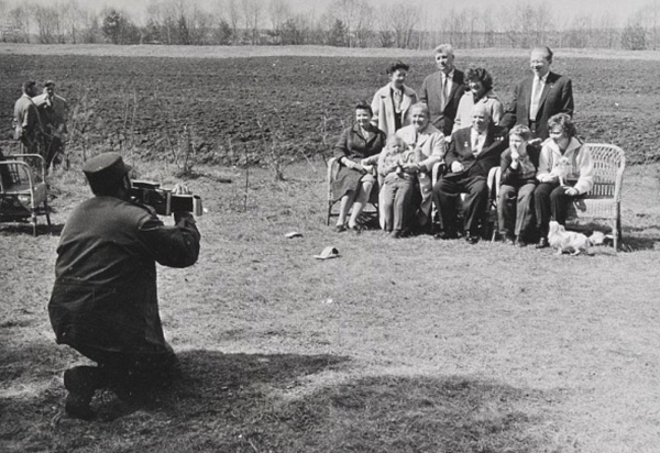 Фидель Кастро фотографирует семью Хрущевых. СССР, 1963..0