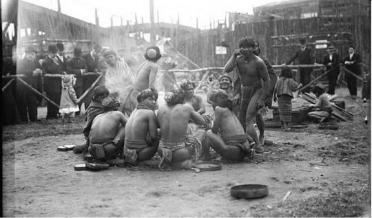 Филиппинские аборигены в вольере в зоопарке Нью-Йорка, 1905..0
