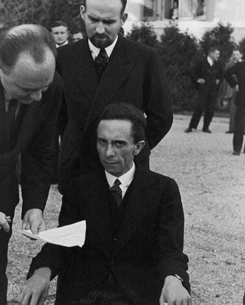 Глаза ненависти

1933 год, Германия. Йозеф Геббельс, министр..0