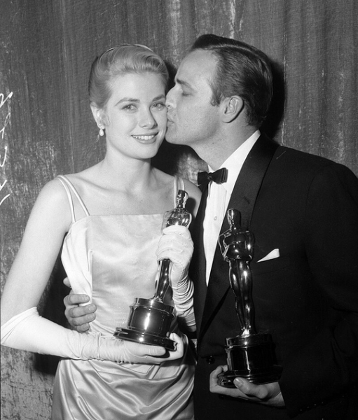 Грейс Келли и Марлон Брандо на церемонии вручения премии..0