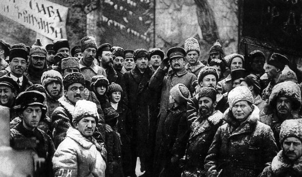 Групповое фото с Владимиром Лениным, сделанное зимой 1918–1919..0