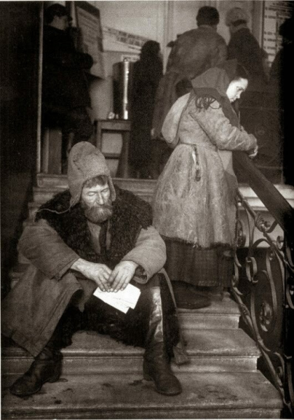 Ходоки в приемной Михаила  Калинина .Москва, 1924 г.

Автор фото :..0