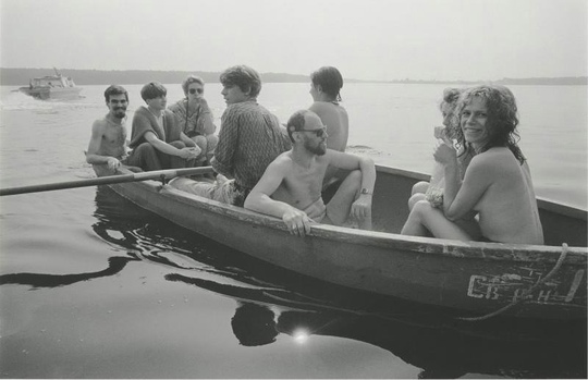 Художники-авангардисты катаются на лодке по Москве-реке,1987 г..0