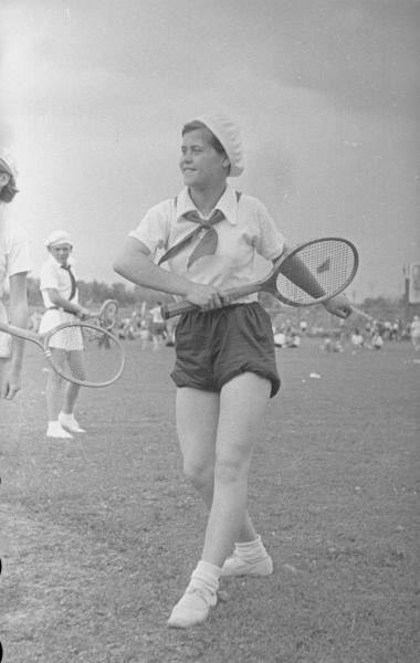 Игра в теннис в пионерском лагере .СССР ,1936 г..0