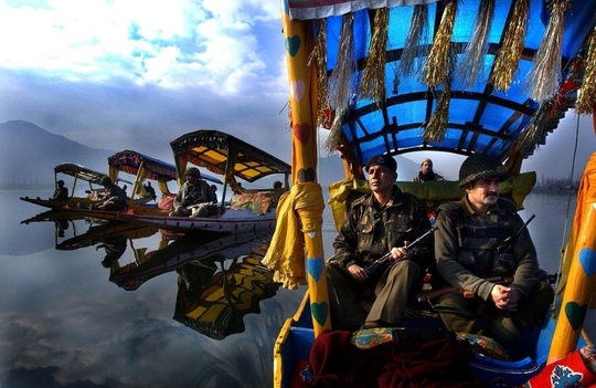 Индийские пограничники патрулируют горную местность ,2004 г..0