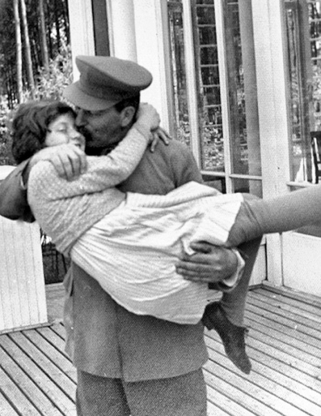 Иосиф Сталин со своей дочерью Светланой на даче .Московская..0