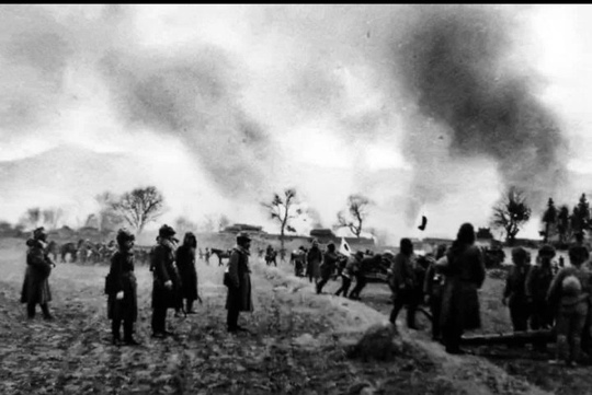 Японские войска сжигают китайскую деревню . Манчжурия ,1940 г..0