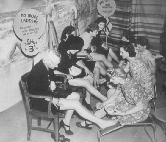 Как война заставила женщин избавиться от волос на ногах?

Во..0