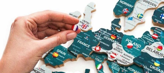 Карта мира, парящая в воздухе

Благодаря подсветке и расстоянию..4