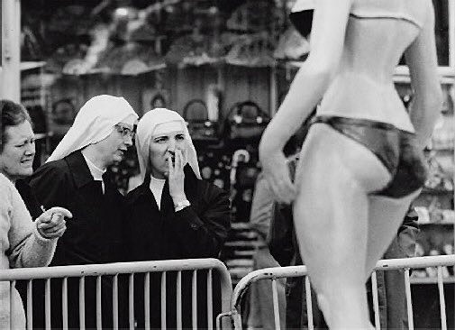 Католические монахини на презентации бикини .Барселона ,1961 г..0