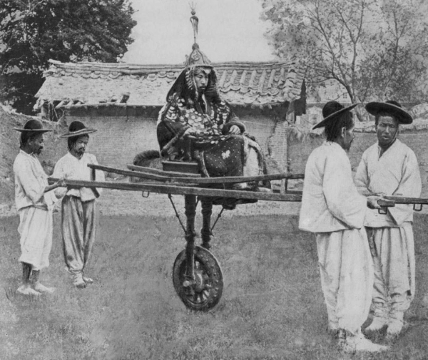Корейский аристократ и его слуги  . Сеул, 1900..0