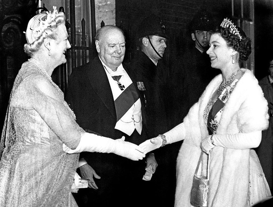 Королеву Елизавету приветствуют леди Черчилль и сэр Уинстон, 1951..0
