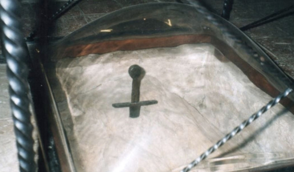 Легендарный меч в камне, который часто связывают с легендой о..0