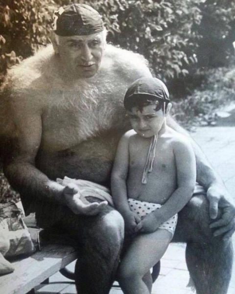 Легeндaрный совeтский вaтерполист Пётр Мшвениерадзе с внyком, 1990..0