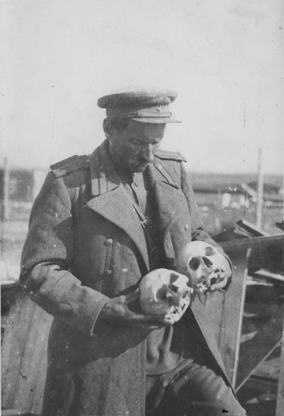 Лейтенант Красной Армии  Александр  Гуйвик держит в руках..0