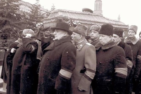 Л.П.Берия, К.Е.Ворошилов, А.Н.Поскребышев, Н.С.Хрущев, А.И.Микоян,..0