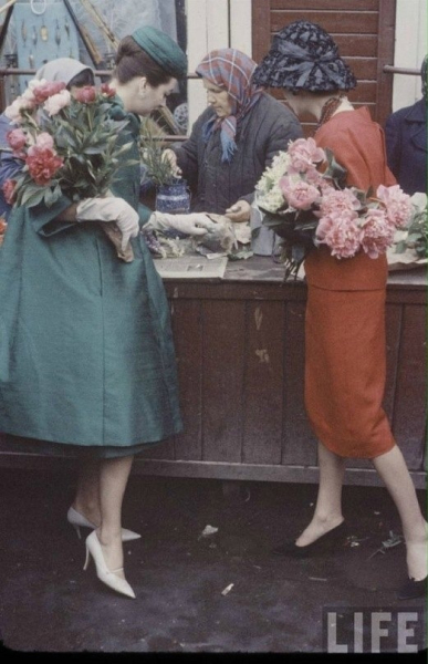 Манекенщицы французского дома моды Christian Dior на прогулке в Москве..2