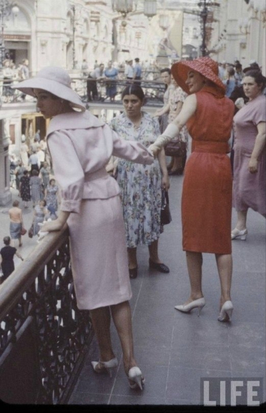 Манекенщицы французского дома моды Christian Dior на прогулке в Москве..3