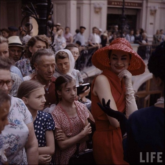 Манекенщицы французского дома моды Christian Dior на прогулке в Москве..5