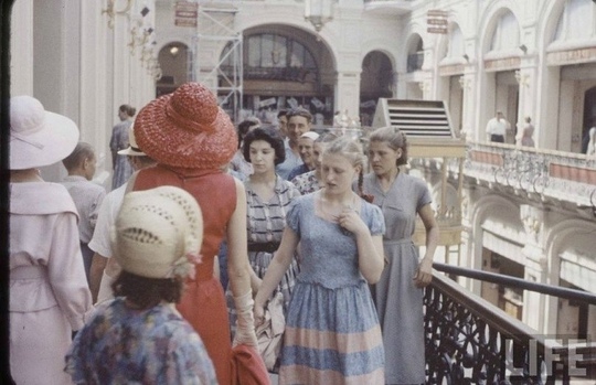 Манекенщицы французского дома моды Christian Dior на прогулке в Москве..1