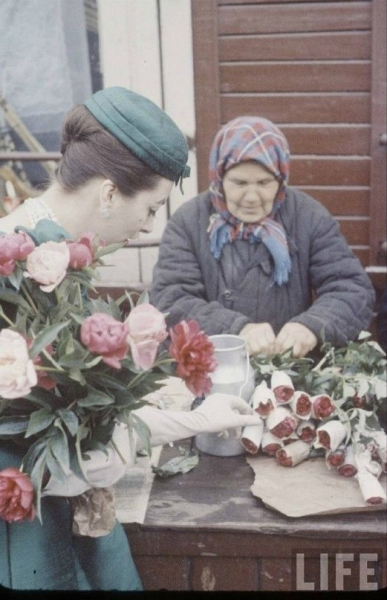 Манекенщицы французского дома моды Christian Dior на прогулке в Москве..7